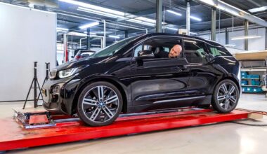 (VIDEO) Un olandez a venit la o verificare a stării bateriei la un BMW i3 cu 330.000 km parcurşi, declarând că a încărcat-o greşit, dar a plecat încântat de rezultat | PiataAuto.md