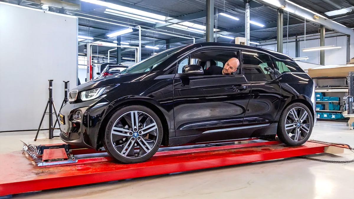 (VIDEO) Un olandez a venit la o verificare a stării bateriei la un BMW i3 cu 330.000 km parcurşi, declarând că a încărcat-o greşit, dar a plecat încântat de rezultat | PiataAuto.md