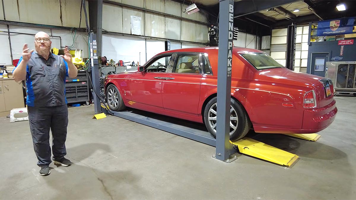 (VIDEO) Un mecanic din SUA a revelat că înlocuirea unei garnituri de 3 dolari la un Rolls-Royce înseamnă 2.000 dolari în manoperă | PiataAuto.md