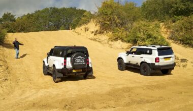 (VIDEO) Britanicii au comparat o Toyota Land Cruiser 250 cu un Land Rover Defender în offroad, ambele cu pregătiri pentru capacităţi avansate | PiataAuto.md