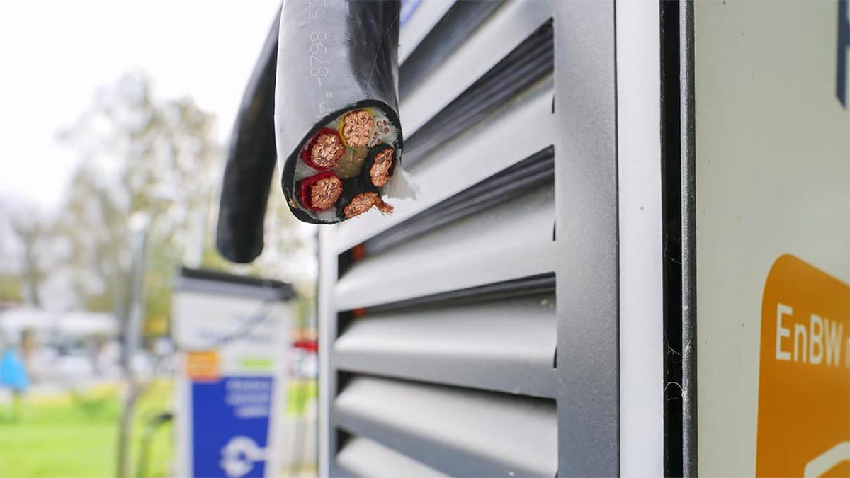 Furturile de cabluri de la staţiile de încărcare a maşinilor electrice au devenit un fenomen tot mai îngrijorător în Germania, avertizează operatorii acestora | PiataAuto.md