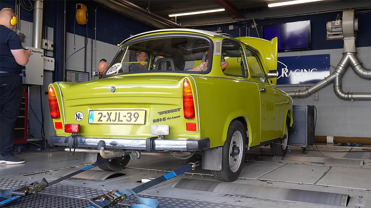(VIDEO) Un olandez a adus un Trabant bine păstrat la un stand dinamometric pentru a-i măsura puterea motorului în doi timpi, plecând încântat de rezultat | PiataAuto.md