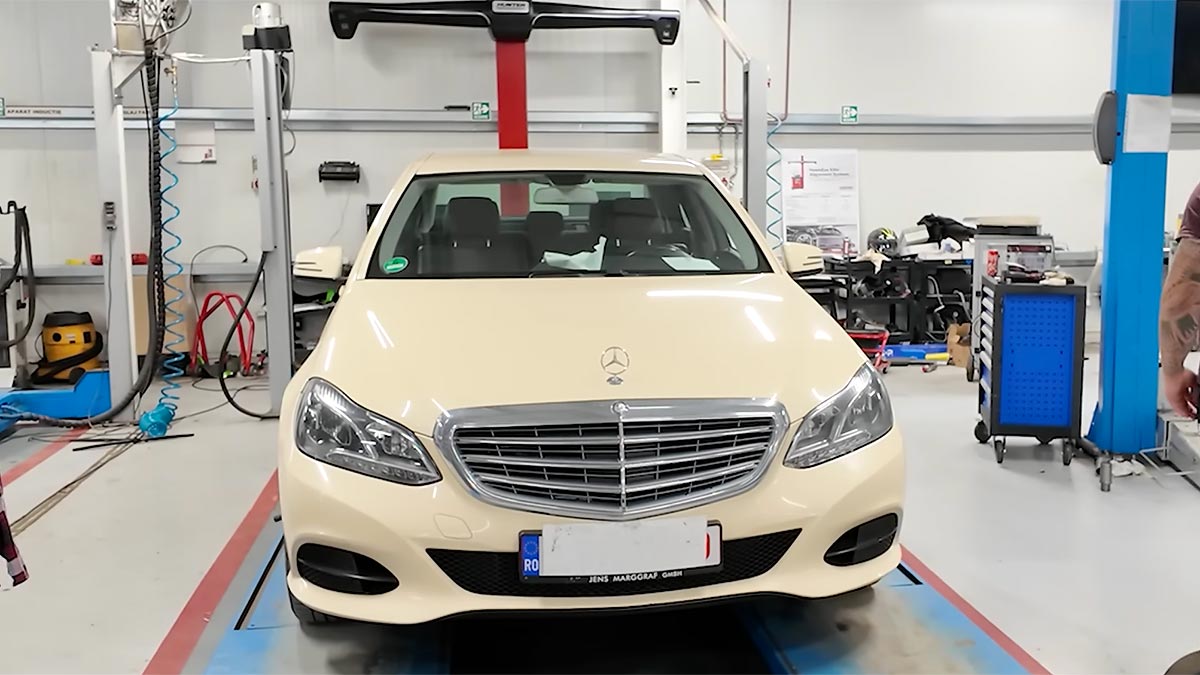 (VIDEO) Un service din România a demonstrat cum arată un taxi Mercedes E-Class cu peste 800.000 km, importat din Germania | PiataAuto.md