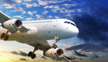 După incidentul cu cei doi români, trei britanici au dus haosul mai departe pe pista aeroportului din Köln