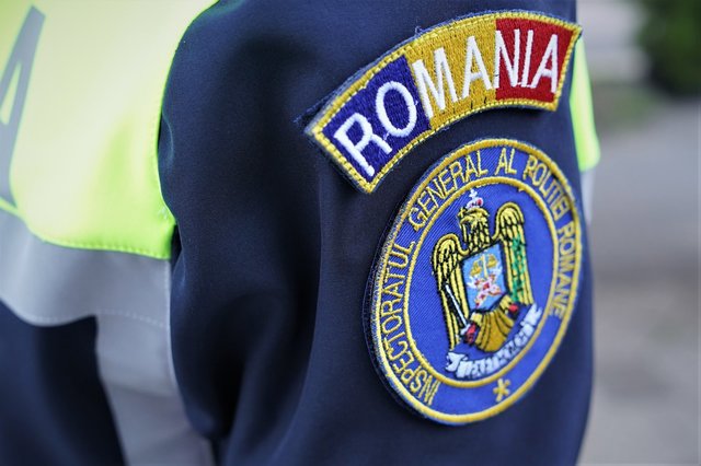 Zeci de mii de parfumuri contrafăcute cu o valoare de piaţă de aproape 15 milioane de lei, descoperite de poliţişti la percheziţiile din Bucureşti şi Ilfov/ Trei persoane au reţinute pentru infracţiuni economice