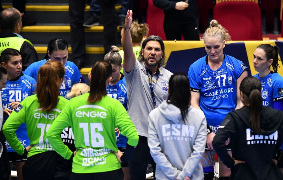 Cristina Vărzaru a jignit jucătoarele, scandal imens în vestiarul CSM! »  Filmul demiterii lui Adrian Vasile și a team-managerului: „Ori faceți schimbări, ori pleci tu!”