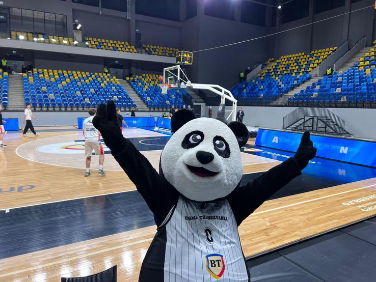 Sala din Turda, modificată pentru meciul lui U-BT Cluj-Napoca / FOTO: David Istrate (GSP.ro)