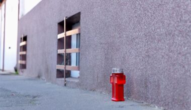 Emeric Ienei va fi îngropat alături de fosta lui soție » Detaliul din fața casei din Oradea