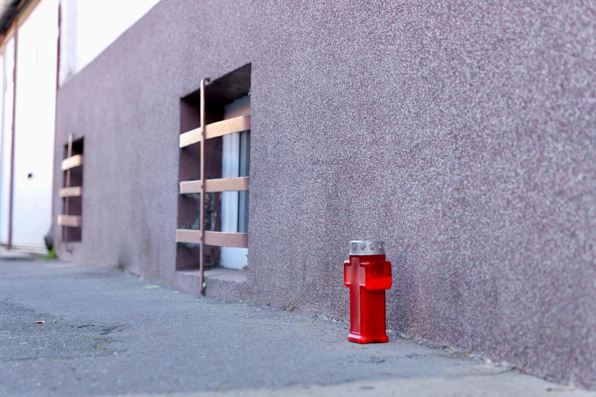 Emeric Ienei va fi îngropat alături de fosta lui soție » Detaliul din fața casei din Oradea