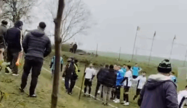 Halucinant! Viceprimarul a lovit un jucător cu sticla în cap în timpul unui meci din România