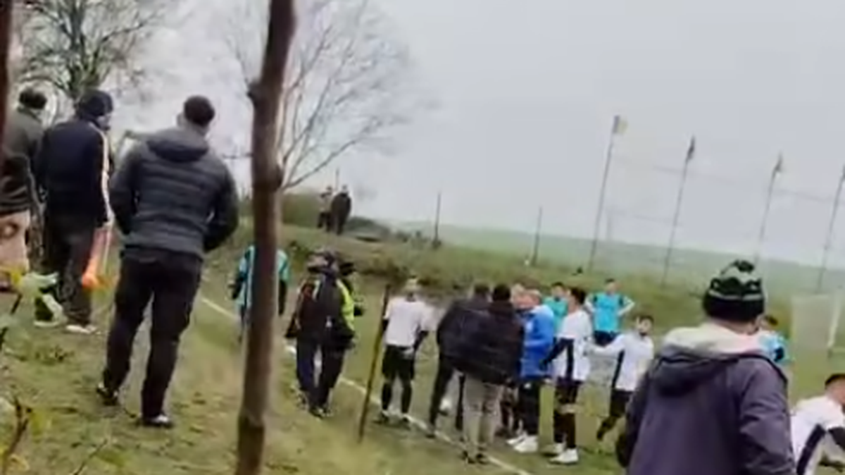 Halucinant! Viceprimarul a lovit un jucător cu sticla în cap în timpul unui meci din România
