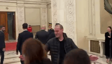 Premierul Ilie Bolojan, protejat agresiv de ofițerul de presă pe holurile Parlamentului. Jurnaliști blocați și împinși / Reacția Guvernului