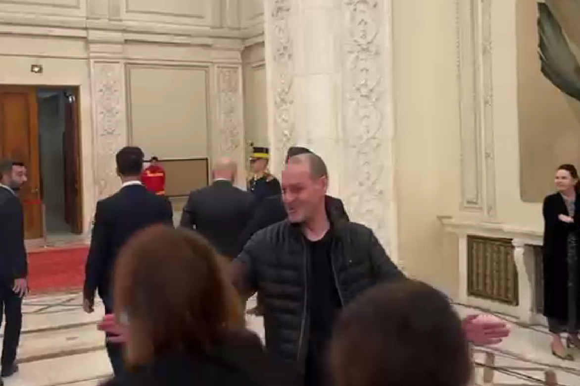 Premierul Ilie Bolojan, protejat agresiv de ofițerul de presă pe holurile Parlamentului. Jurnaliști blocați și împinși / Reacția Guvernului