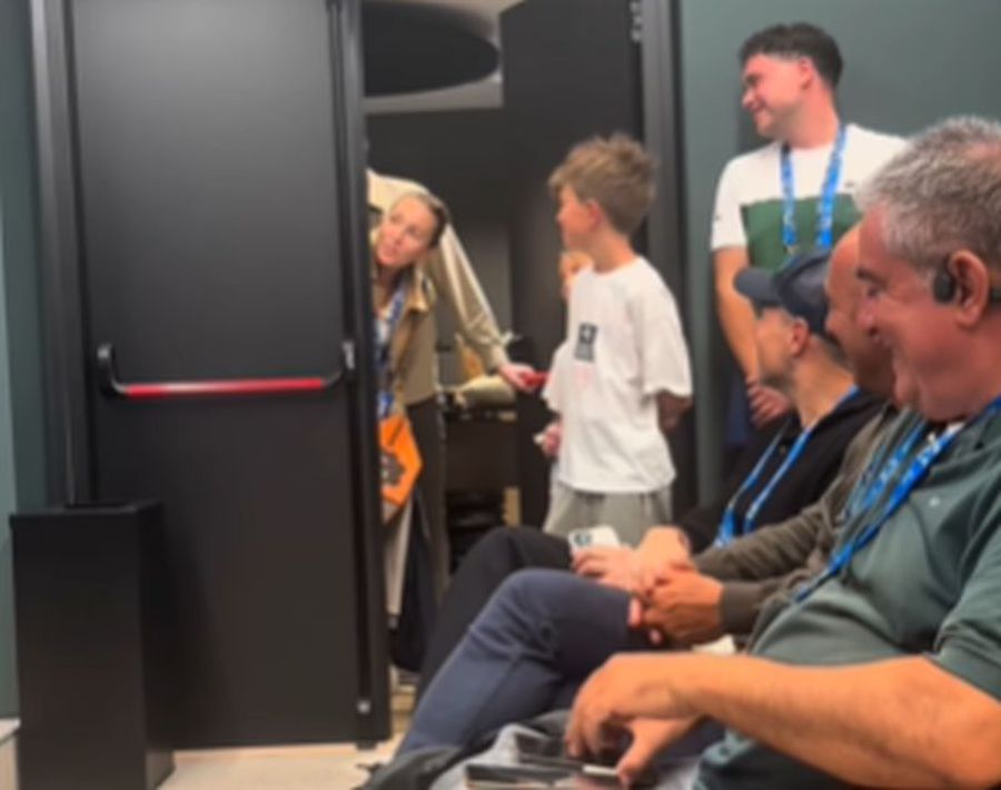 Jelena a întrerupt brusc conferința lui Novak Djokovic la Atena: „Îl iau pentru o secundă și apoi se întoarce” » Reacția sârbului a derutat-o