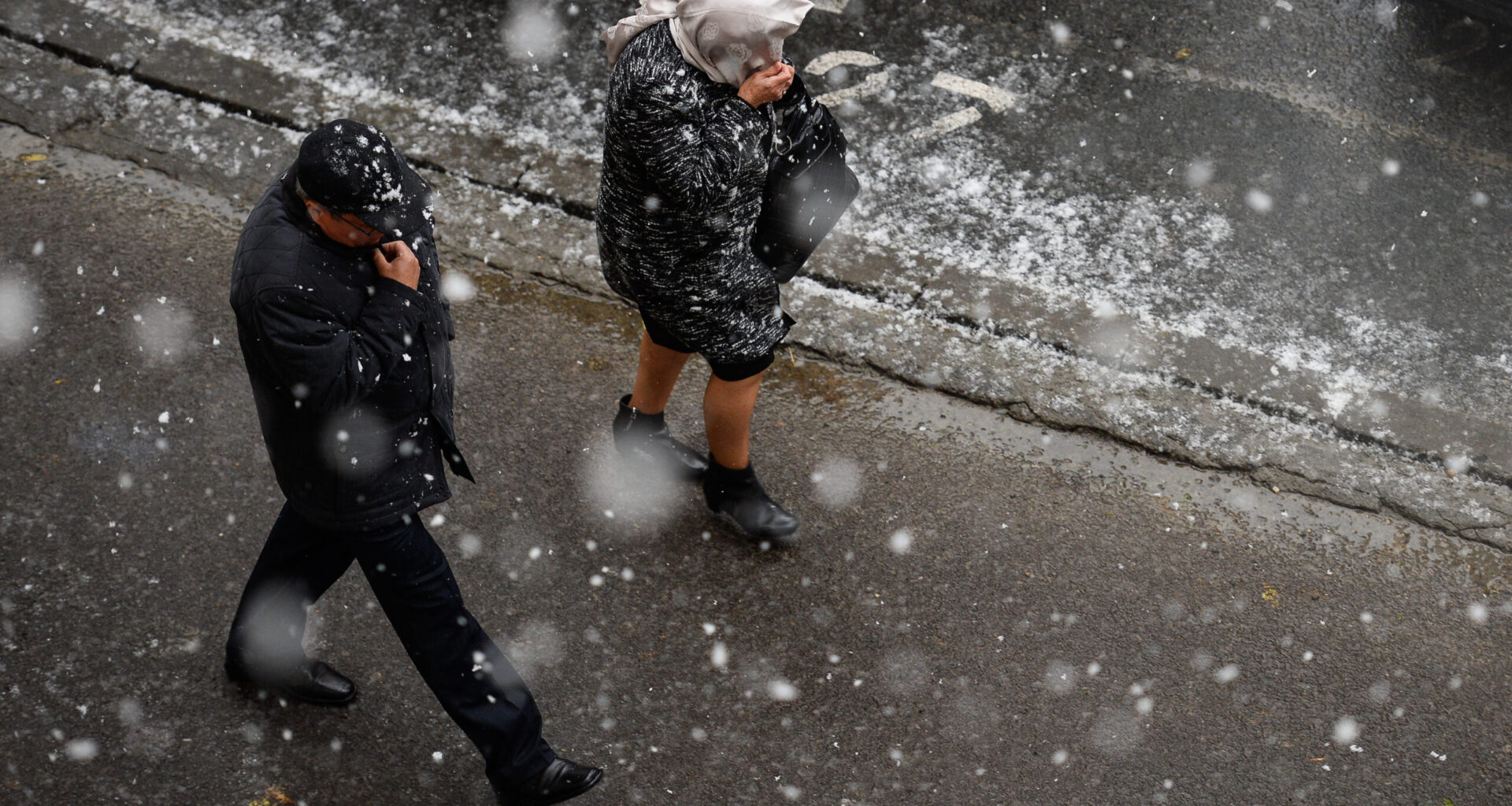 Vin ninsorile de sâmbătă seara. La munte se va depune strat de zăpadă