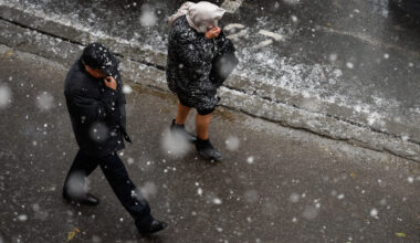 Vin ninsorile de sâmbătă seara. La munte se va depune strat de zăpadă