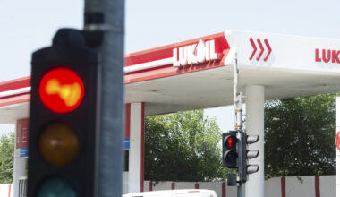 Grupul elvețian Gunvor renunță la preluarea Lukoil. Tranzacția viza și activele din România