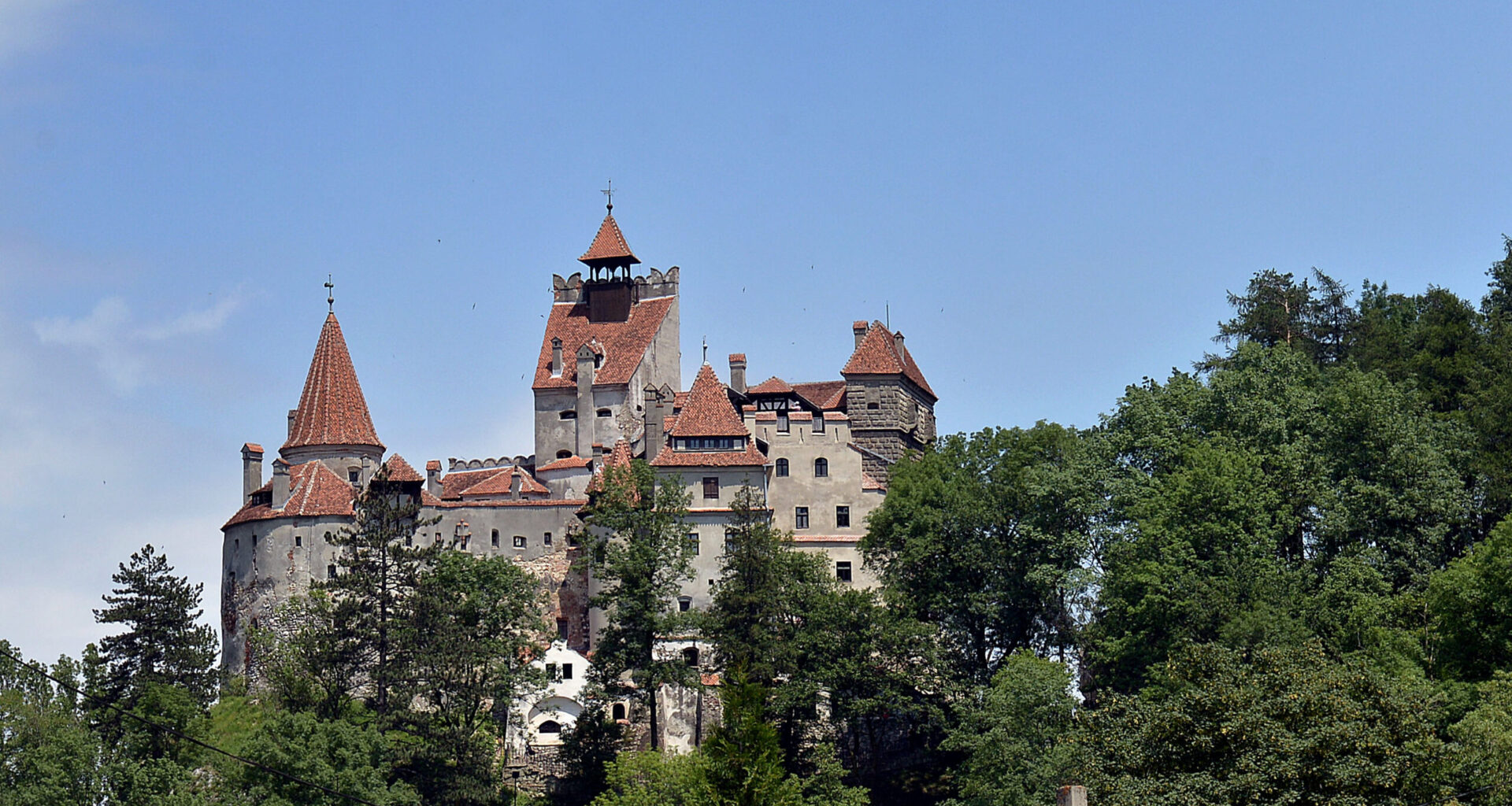 Turist italian de 55 de ani, găsit mort în curtea Castelului Bran