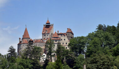 Turist italian de 55 de ani, găsit mort în curtea Castelului Bran