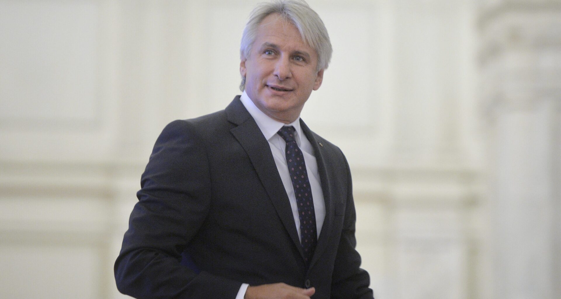 Un candidat la Primăria Capitalei propune o taxă universală de 1 leu pentru parcare