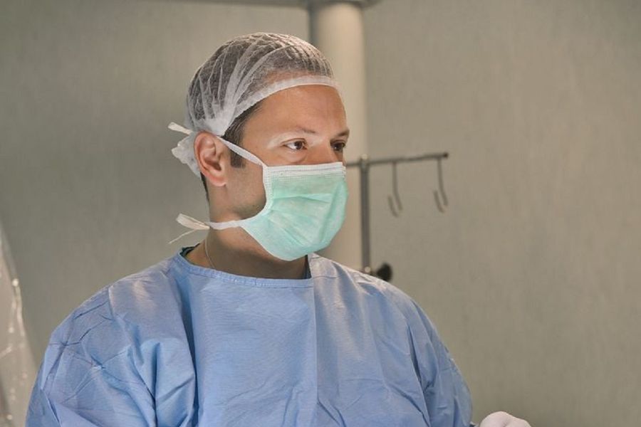 Doctorul-preot care l-a operat pe Gigi Becali, în mijlocul unor acuzații grave: malpraxis și metode controversate