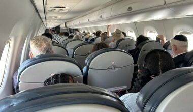 Un fost pilot dezvăluie motivul pentru care jaluzelele trebuie ridicate la decolarea și aterizarea avioanelor