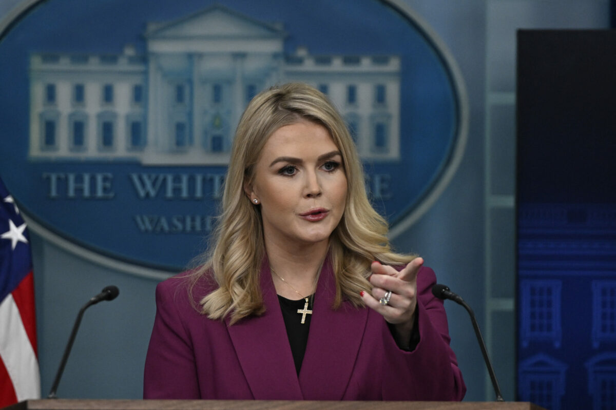 O imigrantă cu legături de familie cu secretara de presă a Casei Albe a fost reținută de agenții federali