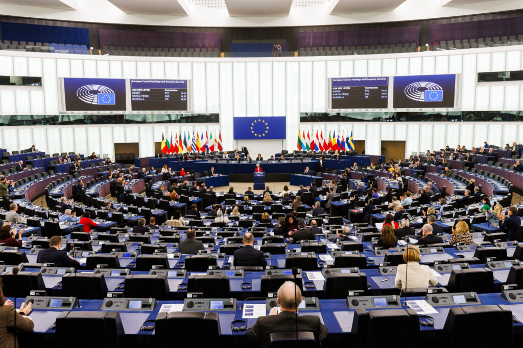 Cazul păpușilor sexuale cu înfățișare de copil pe masa Parlamentului European