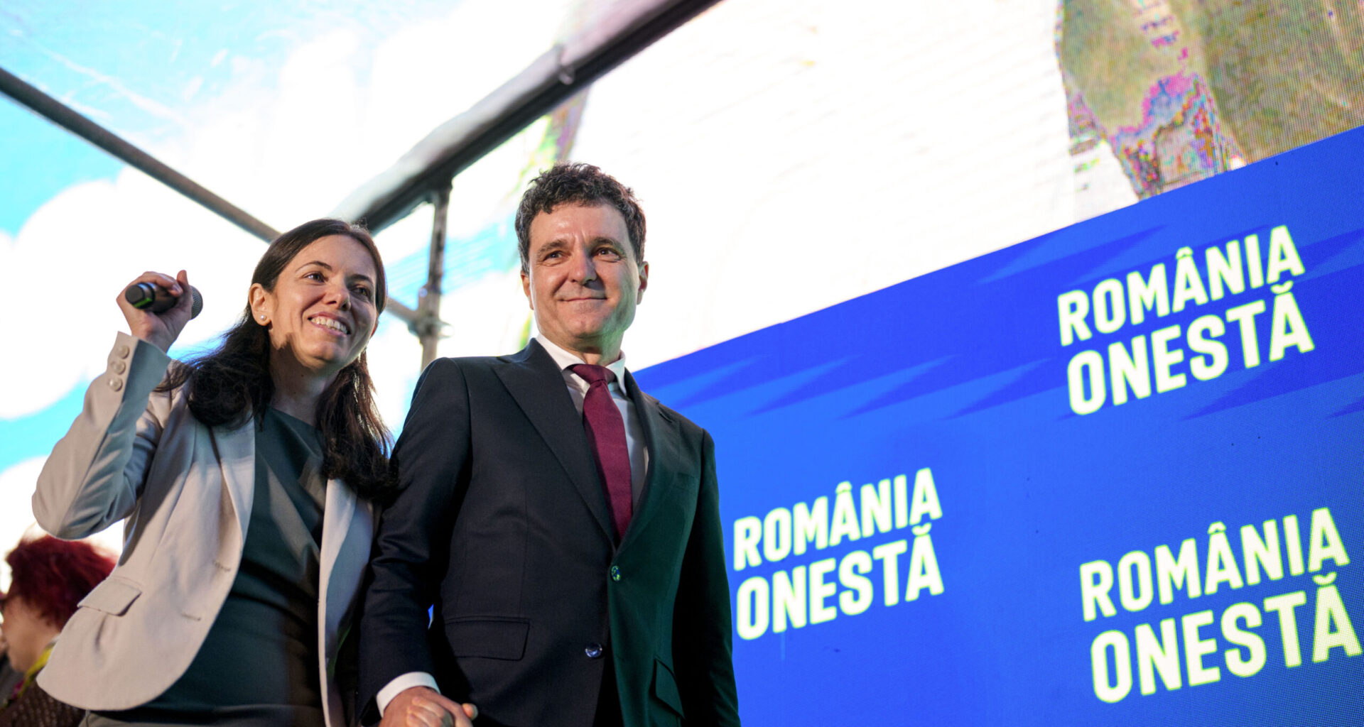 Nicușor Dan spune că are nevoie de liniște pentru nunta cu Mirabela Grădinaru. Prima Doamnă, tot mai implicată în acțiuni sociale