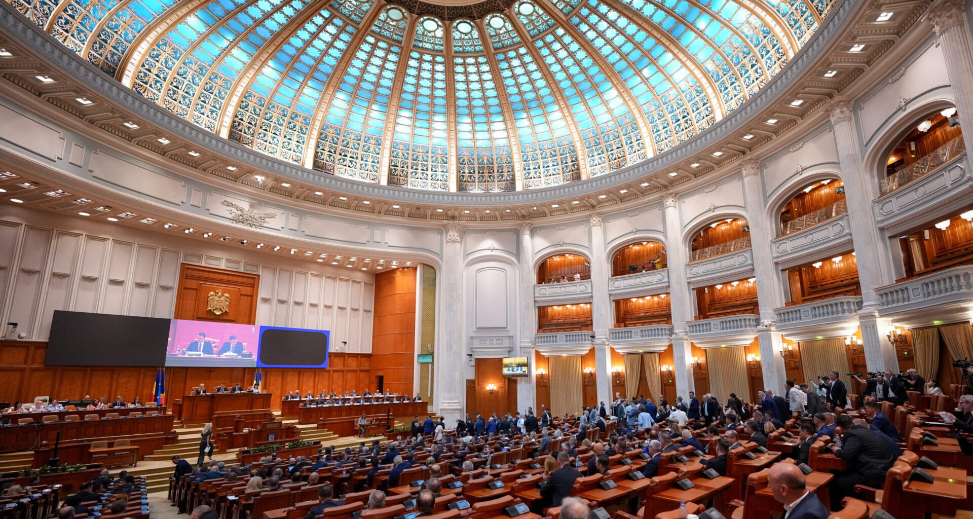 35% din români ar vota AUR dacă s-ar organiza alegeri săptămâna viitoare / 49% ar susține posibila suspendare a președintelui Nicușor Dan