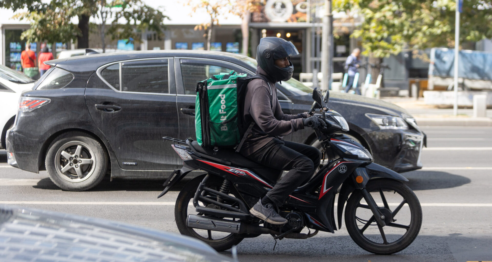 Atac brutal asupra unui livrator străin, în București. VIDEO
