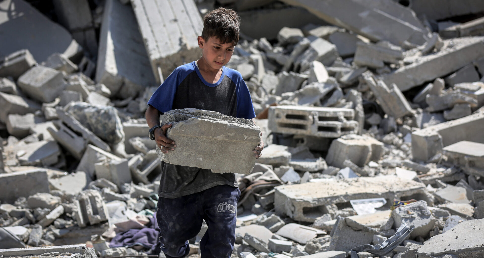 Peste 10.000 de palestinieni, îngropați sub dărâmături în Fâșia Gaza