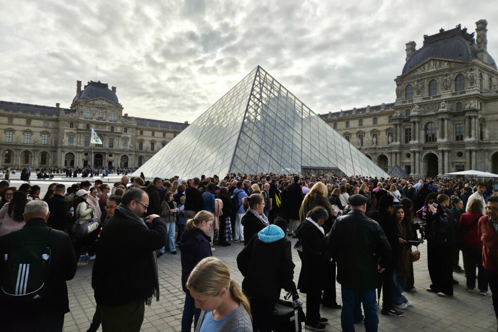 O femeie, inculpată în dosarul jafului de 88 de milioane de euro de la Muzeul Luvru