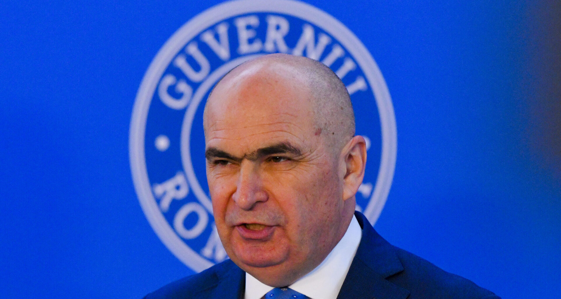 Premierul Ilie Bolojan nu va merge luni în Parlament, după ce a fost chemat de PSD și AUR să dea explicații