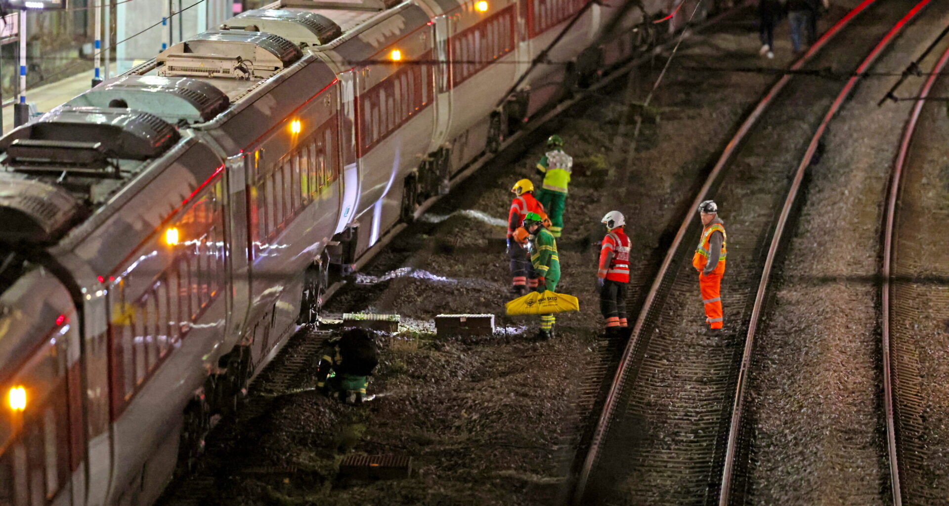 Bărbat acuzat de 11 tentative de omor după atacul cu cuțitul din tren. Incidentul a șocat întreaga țară.