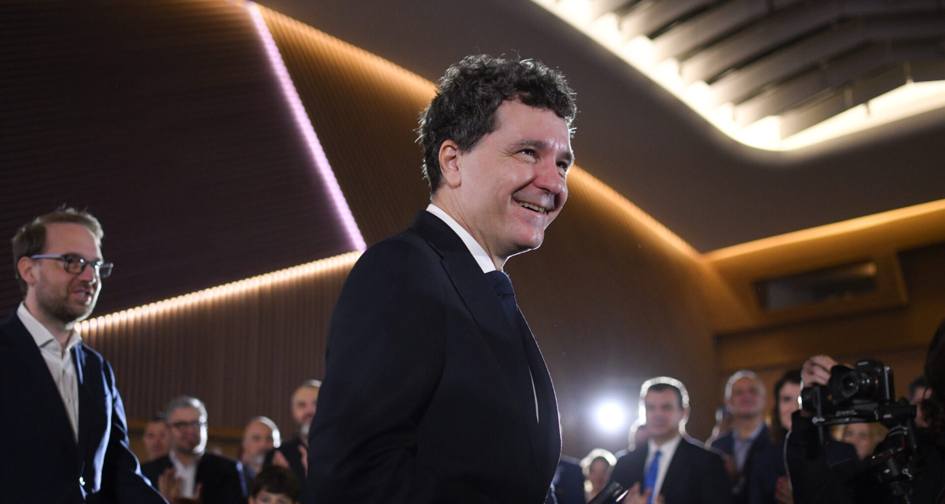 Nicușor Dan a izbucnit în râs când a fost întrebat despre o posibilă desemnare a lui Călin Georgescu ca premier