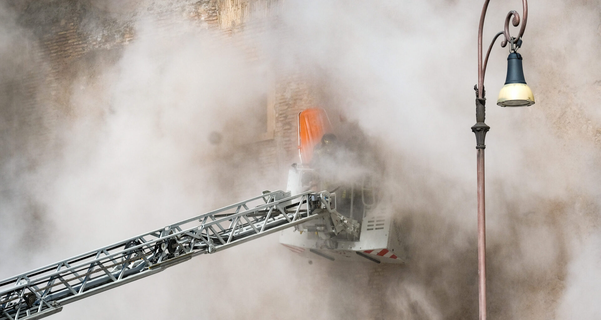 Zi de doliu la Roma pentru muncitorul român care a murit în prăbușirea turnului Torre dei Conti