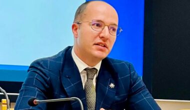 Facultatea de Drept din Iaşi a decis ca lectorul Alexandru Toader, fiul fostului ministru al Justiției Tudor Toader, acuzat că a hărţuit sexual două studente, să nu mai desfăşoare activităţi didactice până la clarificarea cazului