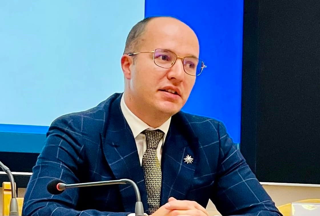 Facultatea de Drept din Iaşi a decis ca lectorul Alexandru Toader, fiul fostului ministru al Justiției Tudor Toader, acuzat că a hărţuit sexual două studente, să nu mai desfăşoare activităţi didactice până la clarificarea cazului