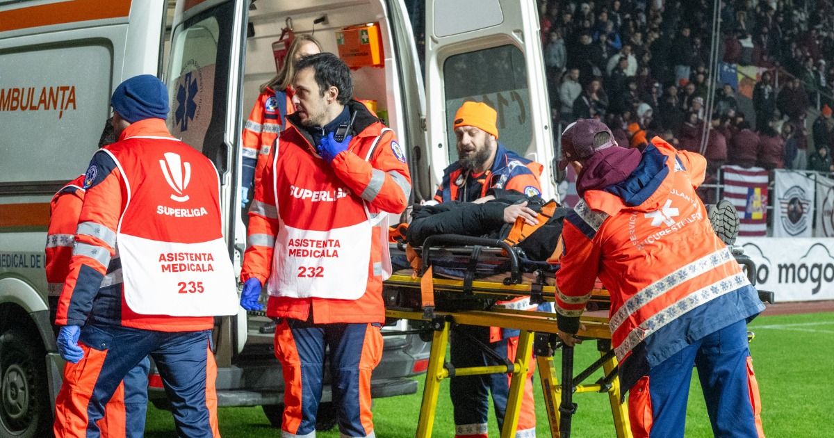 Ambulanța a intrat pe teren. FOTO. Momente de panică la Rapid - Csikszereda! Ce s-a întâmplat la finalul primei reprize