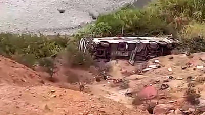 Autobuz răsturnat într-o râpă: Zeci de oameni au murit. Unde a avut loc tragedia FOTO/VIDEO