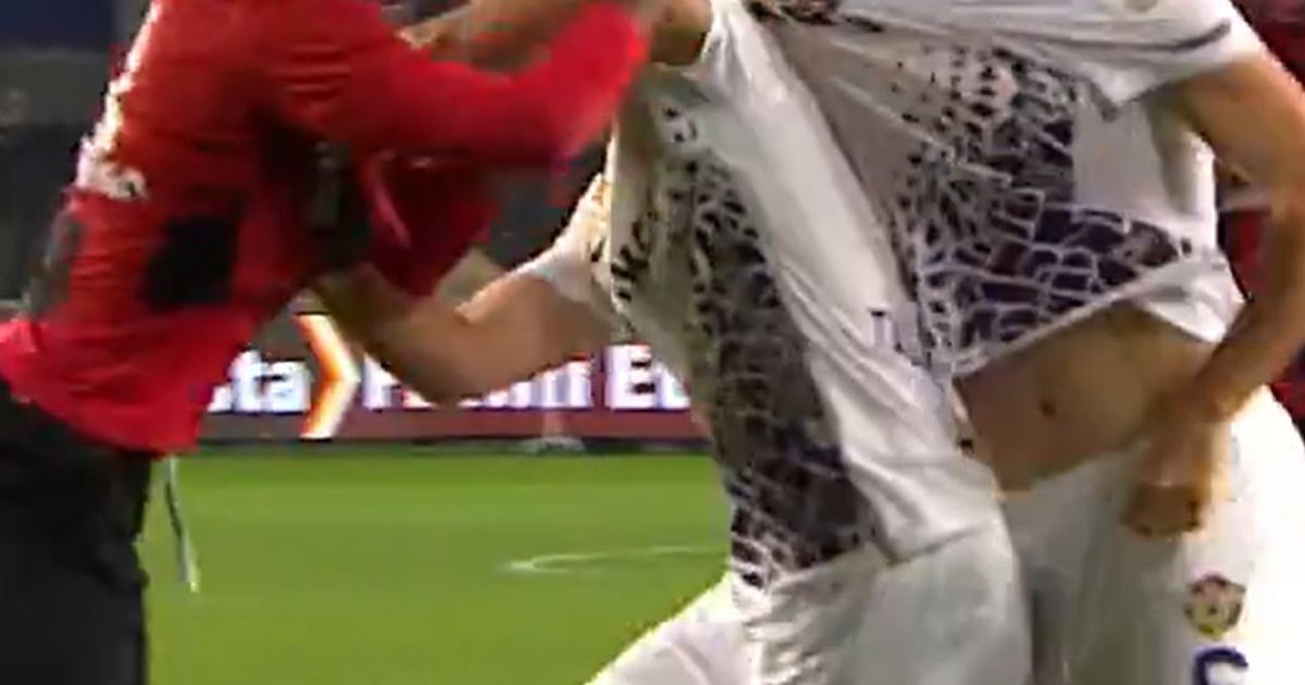 Moment șocant în Turcia. FOTO+VIDEO. Echipa lui Maxim a marcat în timp ce jucătorii se băteau în careu! » Ce note au primit Sorescu și Drăguș