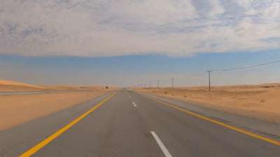 Cel mai lung drum drept din lume este în Arabia Saudită. Șoferii nu învârt volanul pe o distanță de 240 km VIDEO