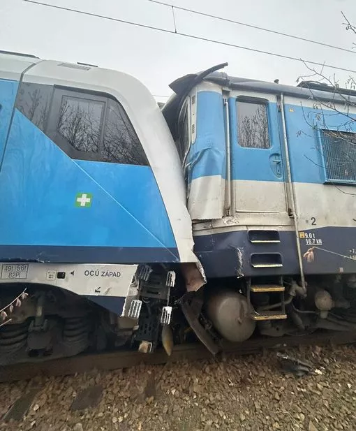 FOTO Accident feroviar în Cehia. Două trenuri de pasageri s-au ciocnit
