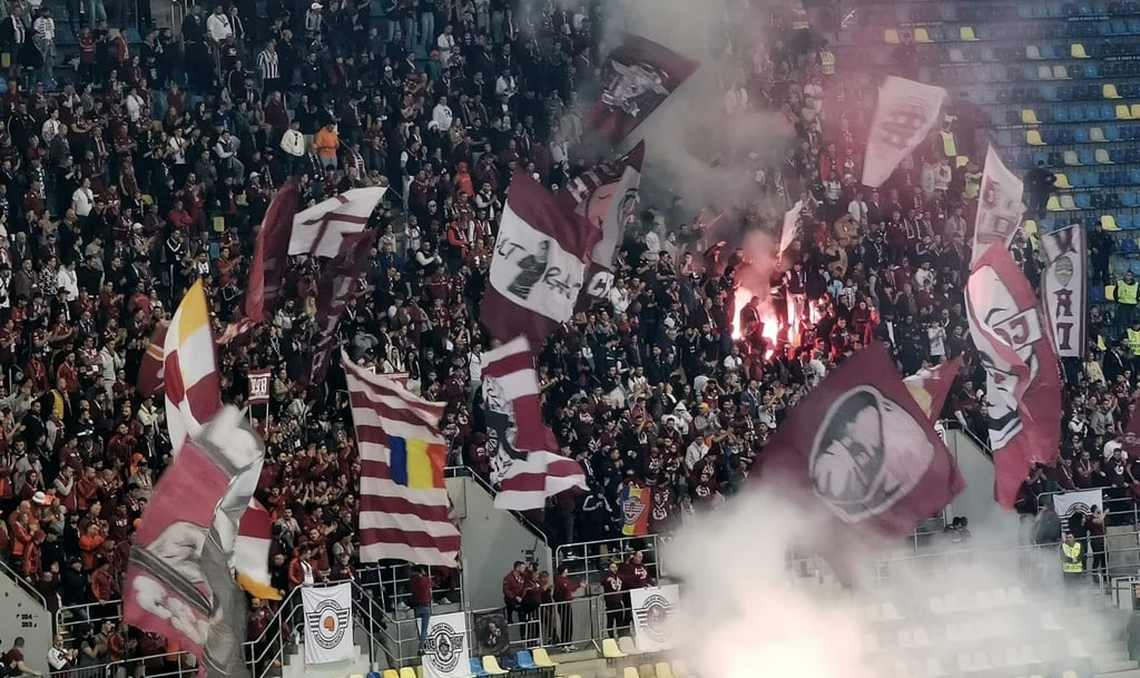 Galeria Rapidului pe Arena Națională din București la un meci derbi din Superliga de fotbal.