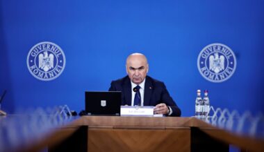 Guvernul limitează cumulul salariu-pensie în sectorul public. Bugetarii care au și pensii pot rămâne angajați doar dacă își scad pensia cu 85% / Toate transferurile și detașările bugetarilor încetează imediat