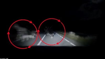 Imagini șocante de la un accident în Maramureș. Depășire între două căruțe nesemnalizate, noaptea. Una a fost spulberată de o mașină cu 107km/h. Căruțașul avea alcoolemie 0.91 VIDEO