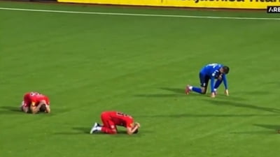 Imagini sfâșietoare! Jucătorii au aflat pe teren de moartea antrenorului. Cum au reacționat VIDEO