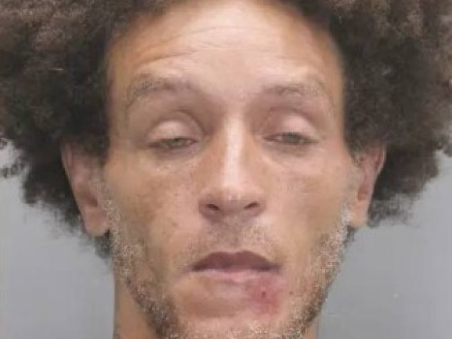 Galerie Foto | Viral instant. A fost milionar, iar acum a ajuns să cerșească pe străzi!