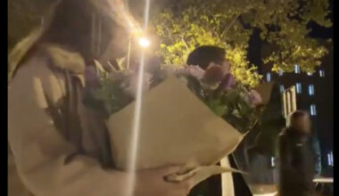 A primit un buchet imens de flori și trăia momentul, dar nu a văzut ce era în spatele ei! Ce a urmat, viral instant